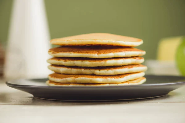 Apple pancakes on plate — Stock Photo, Image