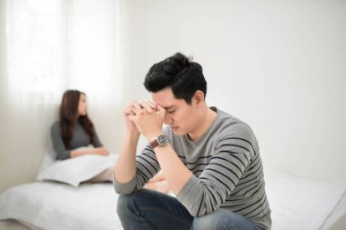 Oturma odasında üzgün Çift