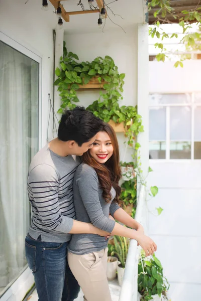 Paar verliefd knuffelen op balkon — Stockfoto