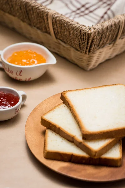 Tostadas con mermeladas en plato —  Fotos de Stock