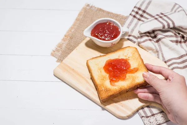 Brot mit Erdbeermarmelade — Stockfoto