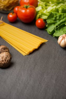 Spagetti makarna, biberiye ve baharatlar
