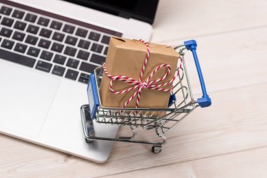 dizüstü bilgisayar, sepeti ve hediye kutusu