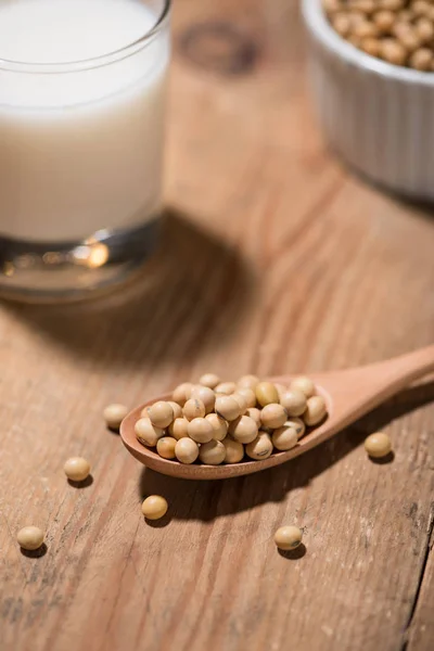 Feijão de soja em colher — Fotografia de Stock