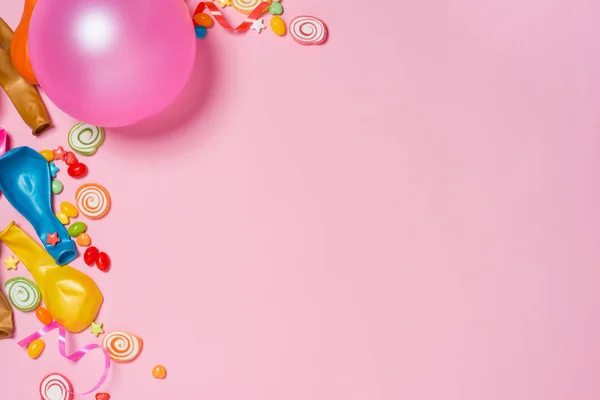 Bonbons avec des articles de fête colorés — Photo