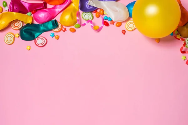 Caramelos con artículos de fiesta coloridos —  Fotos de Stock