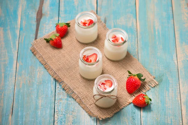 Erdbeeren und Joghurt-Frühstück — Stockfoto