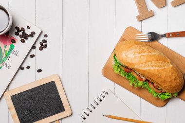 Mola zamanı yemek saati. Sağlıklı bir iş öğle ofis, Vietnamca sandviç veya yasak Mi en iyi görünümünü kahve, cep telefonu ve notepad ile kalem düz beyaz ahşap masa üzerinde yatıyordu.