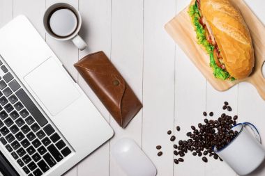 Mola zamanı yemek saati. Sağlıklı bir iş öğle ofis, Vietnamca sandviç veya yasak Mi en iyi görünümünü kahve, cep telefonu ve notepad ile kalem düz beyaz ahşap masa üzerinde yatıyordu.