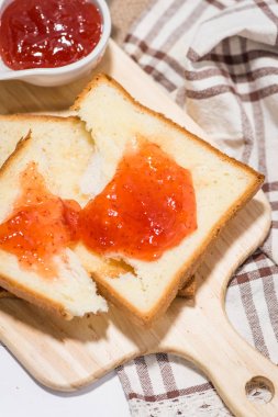 Masada bir plaka üzerinde çilek reçeli ile tost.
