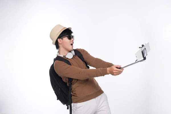 Heureux jeune asiatique homme prendre auto portrait photographie par téléphone intelligent — Photo