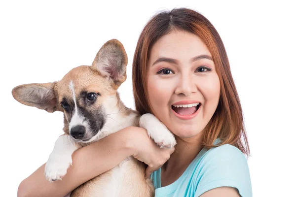 Jovem mulher asiática com um filhote de cachorro isolado sobre um fundo branco — Fotografia de Stock