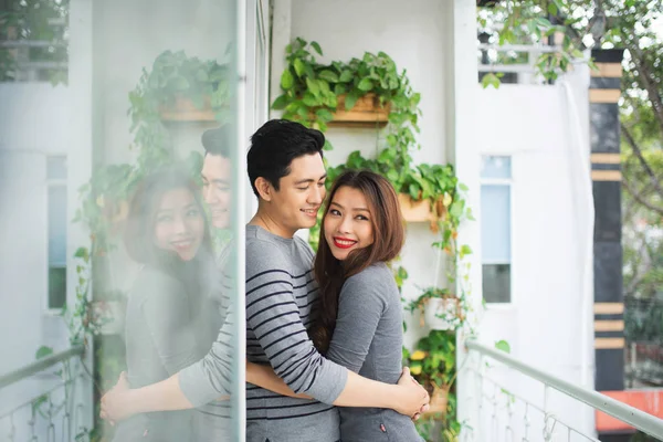 Coppia innamorata che condivide emozioni genuine e felicità, abbracciandosi sul balcone — Foto Stock