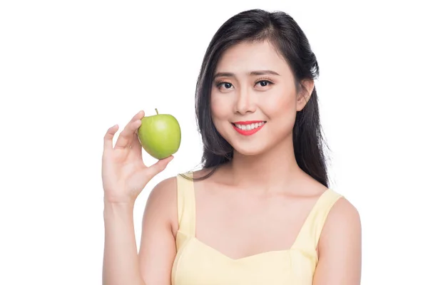 Όμορφη νεαρή γυναίκα της Ασίας που κρατά φρέσκο μήλο που απομονώνονται σε λευκό φόντο — Φωτογραφία Αρχείου