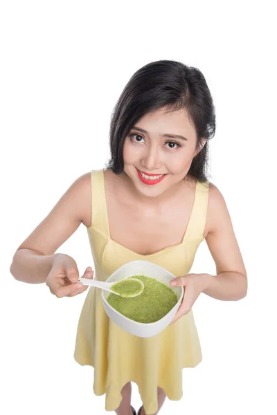 Πορτρέτο του ασιατική γυναίκα τρώει ανά εκμετάλλευση ένα πιάτο σούπα πράσινα λαχανικά — Φωτογραφία Αρχείου