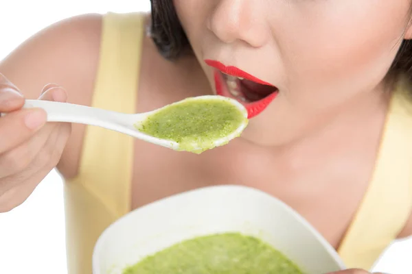 Porträtt av asiatisk kvinna äta/innehav en tallrik grönsaker soppa — Stockfoto