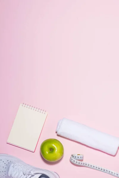 Friska koncept. Sneakers, te, äpple och åtgärd tejp på pastell färgbakgrund. — Stockfoto