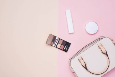 Düz kadın moda aksesuar ve pastel renk arka plan üzerinde beyaz çanta ile boşaltmak yatıyordu