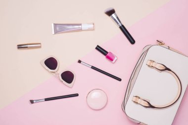 Düz kadın moda aksesuar ve pastel renk arka plan üzerinde beyaz çanta ile boşaltmak yatıyordu