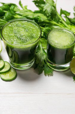 Detoks kavramı. Taze içecek yeşil smoothie, ıspanak yaprakları, salatalık, elma, limon meyve Cam Kavanoz.