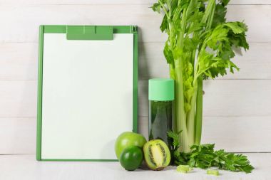Detoks kavramı. Taze içecek yeşil smoothie, ıspanak yaprakları, salatalık, elma, limon meyve Cam Kavanoz.