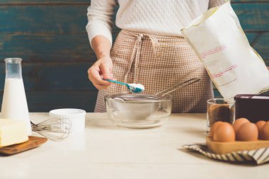 Pasta için hamur hazırlayan kadın.
