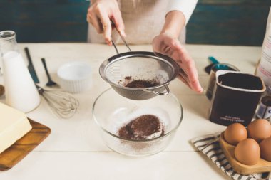Pasta için hamur hazırlayan kadın.