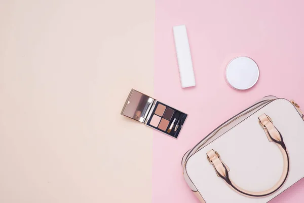 Flat lay of female fashion accessories and white handbag on pastel color background with copyspace — Stock Photo, Image