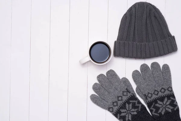 Mannen winter casual outfits met koffiekopje op houten achtergrond — Stockfoto