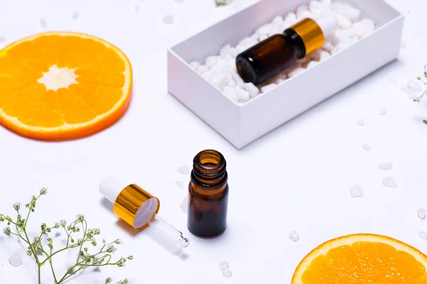 Branding mock-up. Óleo essencial natural, recipientes de garrafa de cosméticos com fatias de laranja . — Fotografia de Stock