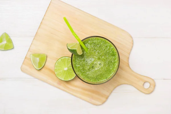 Konsep detox. Botol kaca minuman segar smoothie hijau, daun bayam, mentimun, apel, buah kapur . — Stok Foto