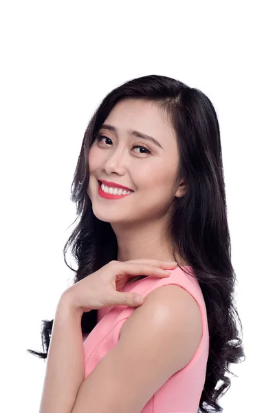 Asiático joven hermosa mujer con largo pelo negro en rosa vestido de pie sobre blanco . — Foto de Stock