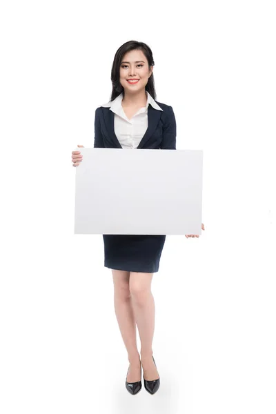 Jonge Aziatische zakenvrouw met een wit bord geïsoleerd op witte achtergrond. — Stockfoto