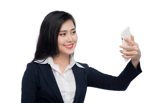 Азиатская бизнесвумен делает селфи на смартфоне . — стоковое фото