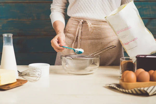 Pasta için hamur hazırlayan kadın.