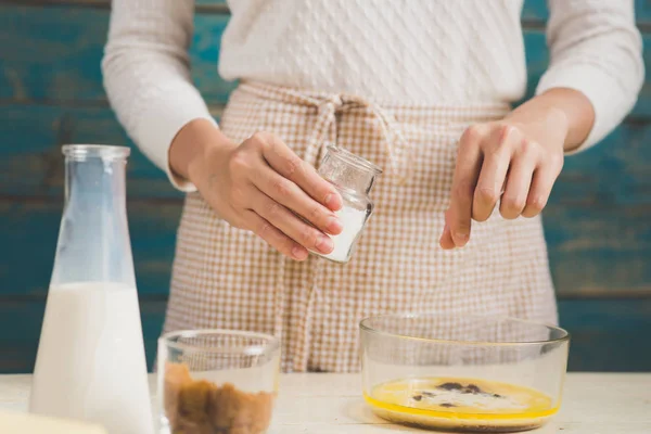 Mujer preparando la masa para el pastel. — Foto de Stock