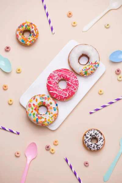 Rosquillas coloridas y botellas de bebidas —  Fotos de Stock