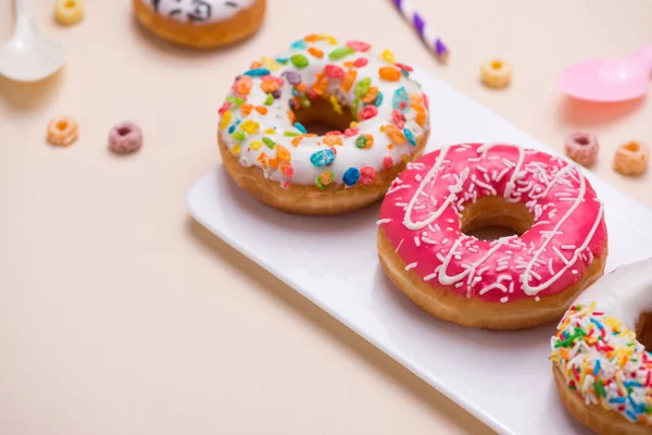 Donuts coloridos e garrafas de bebidas — Fotografia de Stock