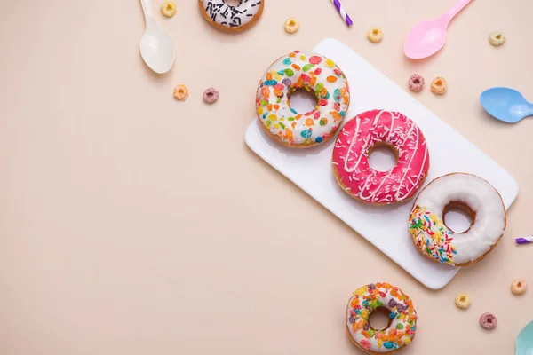 Круглі глазуровані пончики — стокове фото