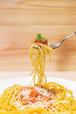 Asta spagetti domates sosu, zeytin ve garnitür ile yakın çekim. Italyan Mutfagi. 