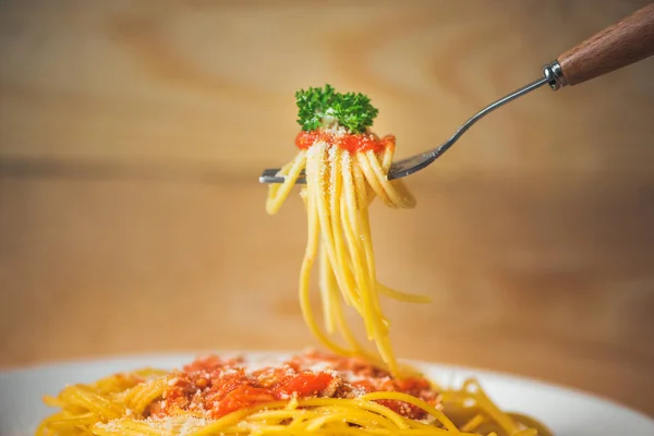Zbliżenie: asta spaghetti z sosem pomidorowym, oliwki i dekoracji. Kuchnia Włoska. — Zdjęcie stockowe