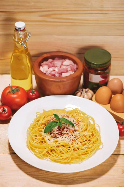 Placa de sabrosos espaguetis con salsa de tomate y carne sobre mesa de madera — Foto de Stock