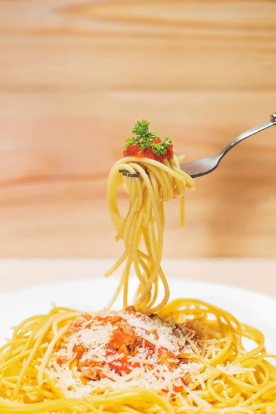 Primer plano de los espaguetis de pasta con salsa de tomate, aceitunas y guarnición. Comida italiana . — Foto de Stock