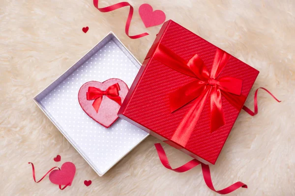 Concepto de amor. Vista superior de cajas de regalo rojas con lazo . — Foto de Stock