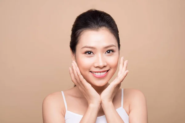 Het gezicht van de schoonheid. Gezichtsbehandeling. Jonge Aziatische vrouw met schone perfecte huid aanraken haar gezicht. — Stockfoto