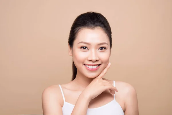 美容顔。フェイシャルトリートメント。きれいな完璧な肌を持つ若いアジア女性彼女の顔に触れる. — ストック写真