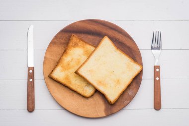 Dilim tost ekmek ahşap masa üzerinde