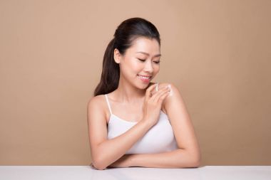 nemlendirici kullanan genç kadın 