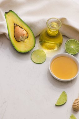 avokado, yağ ve limon bal ile