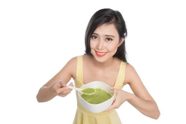 Πορτρέτο του ασιατική γυναίκα τρώει ανά εκμετάλλευση ένα πιάτο σούπα πράσινα λαχανικά — Φωτογραφία Αρχείου